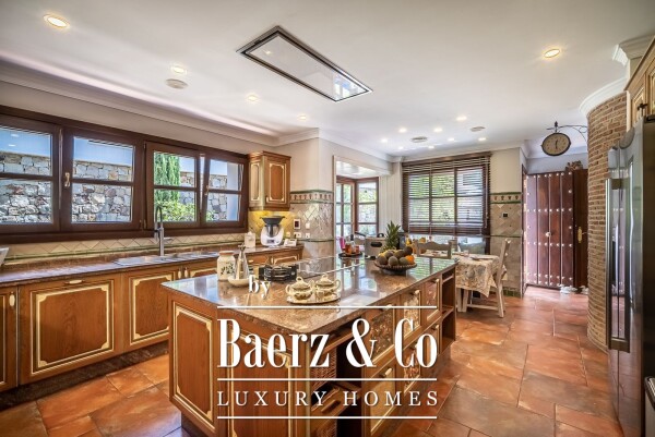 photo 11 Villa - Marbella East - Ref: 8192