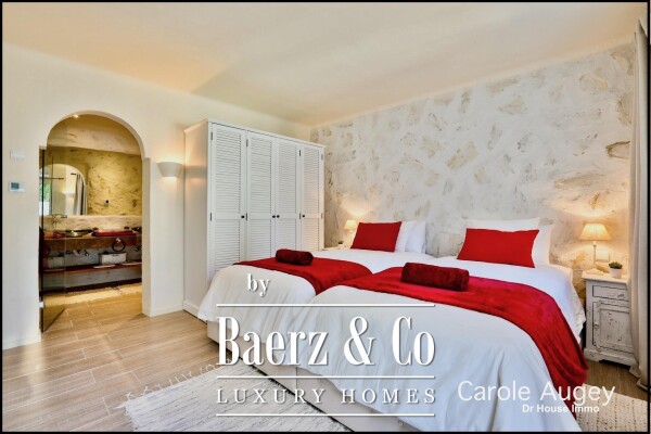 photo 14 Authentic Villa facing the Golf Course