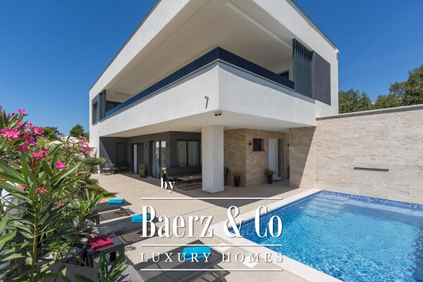 photo 2 Medulin, Istria: Luxury Modern Villa, 200m² NKP, Near Sea and Beaches