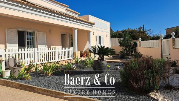 photo 1 LOULE - 4-BEDROOM VILLA IN GOOD NEIGHBOURHOOD
