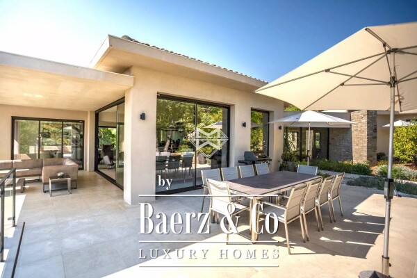 photo 5 Modern villa in a sought after gated domain