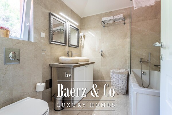 photo 14 Mimice, jedinstvena vila s bazenom i idiličnom okućnicom