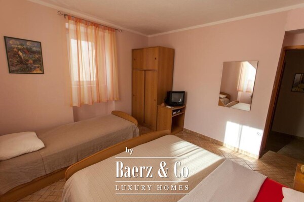 photo 16 Cres, house with a restaurant, apartments and private parking - 200 m from the sea