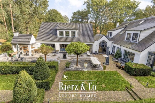 photo 1 Stijlvolle villa met binnen zwembad!